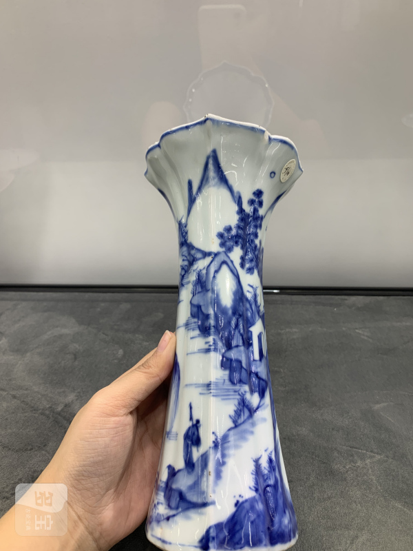 清康熙青花山水楼阁纹海棠形花觚 - 图6